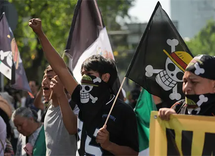 Manifestantes alzan voz en medio de festejos por la Revolución