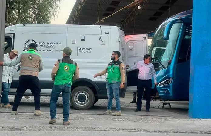 Muere mecánico al ser aplastado por un autobús