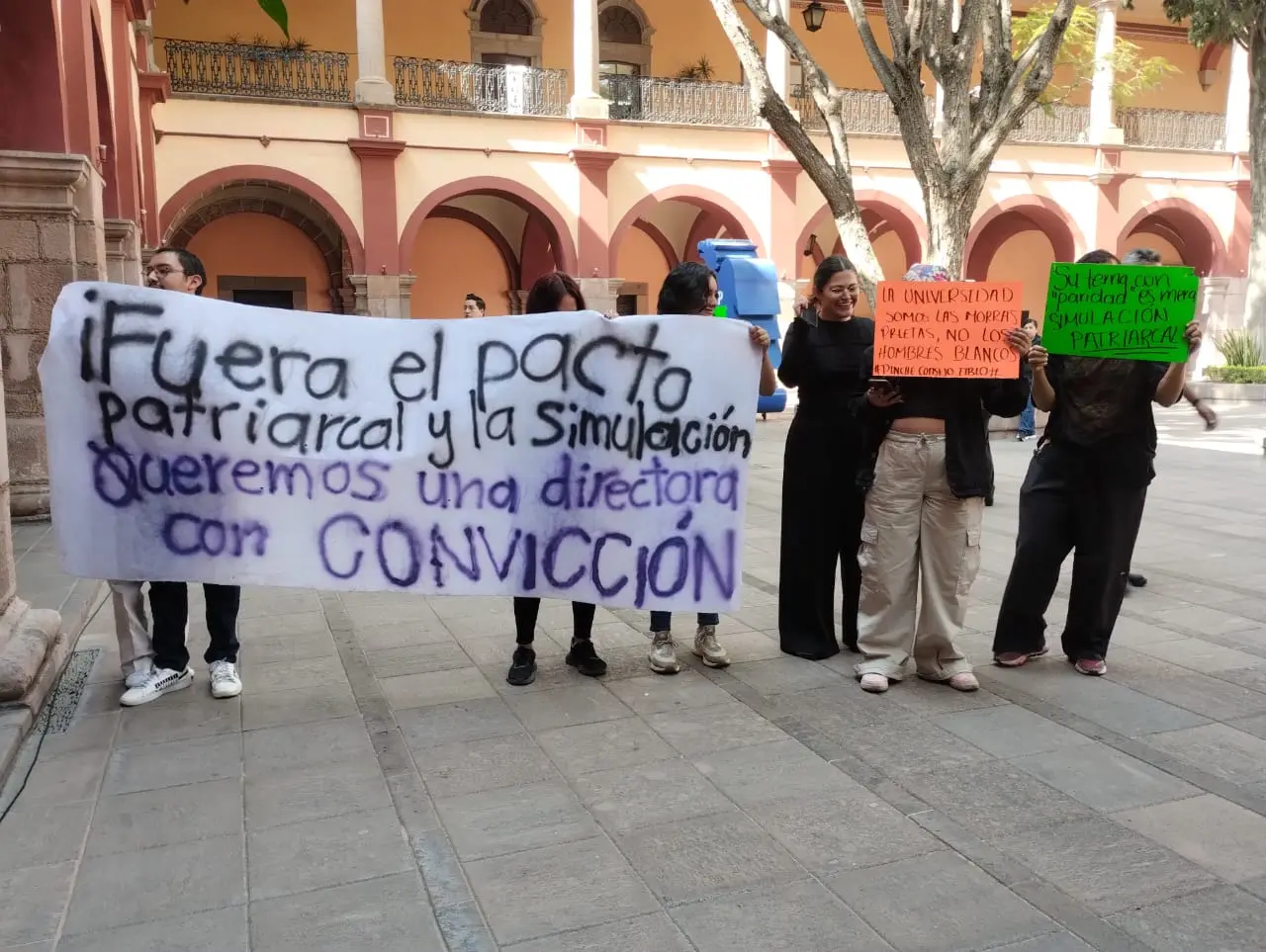 Protesta afuera del CDU mientras se vota nueva dirección