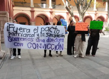 Protesta estudiantil afuera del CDU mientras se vota nueva dirección