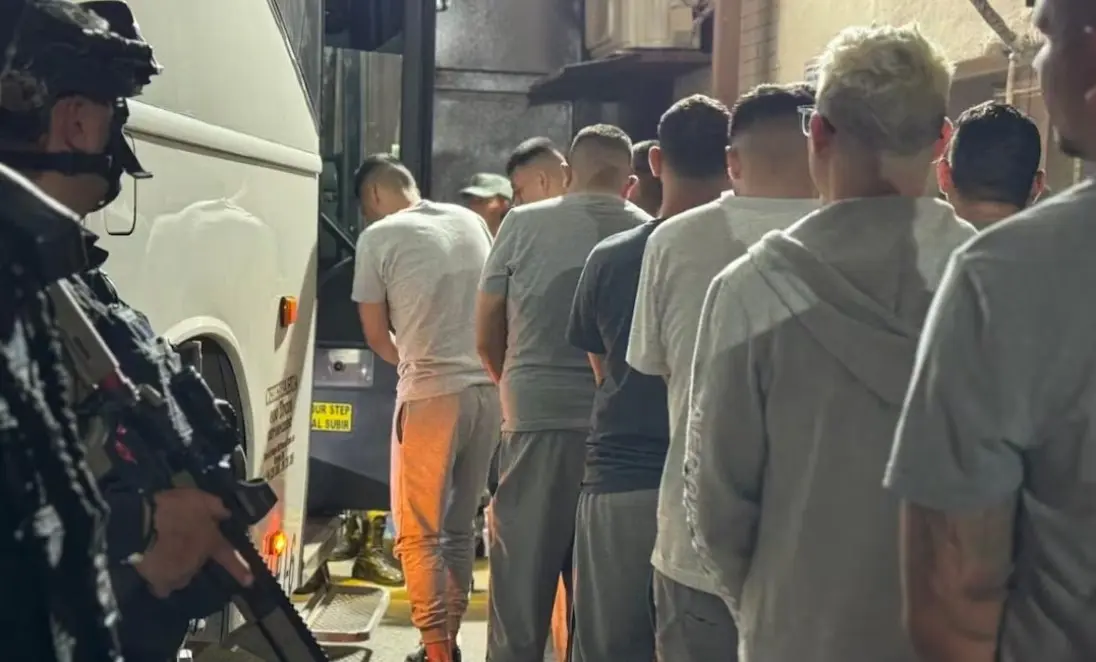 Trasladan a nueve reos de alta peligrosidad al penal federal de Villa Comaltitlán