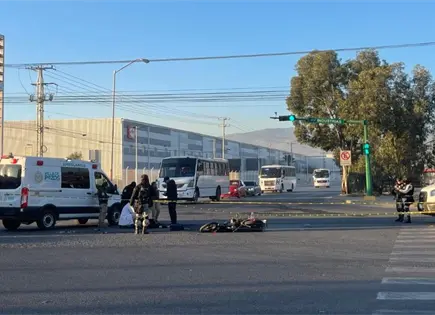 Arrollan a motociclista y muere; el chofer escapa del lugar