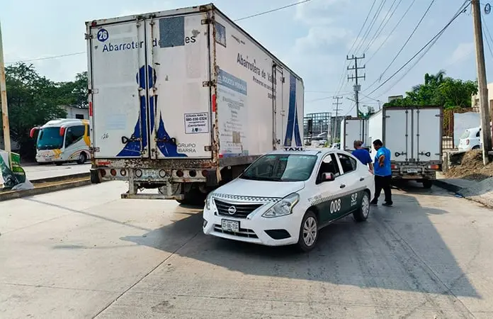 Camión de abarrotes choca contra un taxi