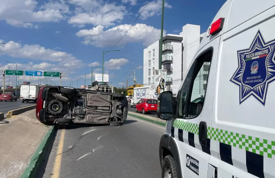 Camioneta ´salta´ de carriles centrales y termina volcada en Soledad