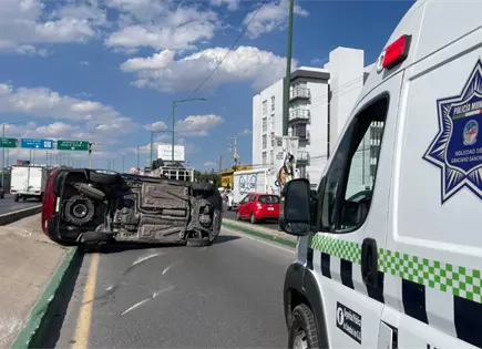 Camioneta ‘salta’ de carriles centrales y termina volcada en Soledad