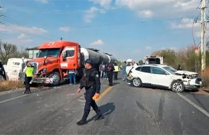 Choque múltiple en Villa de Reyes