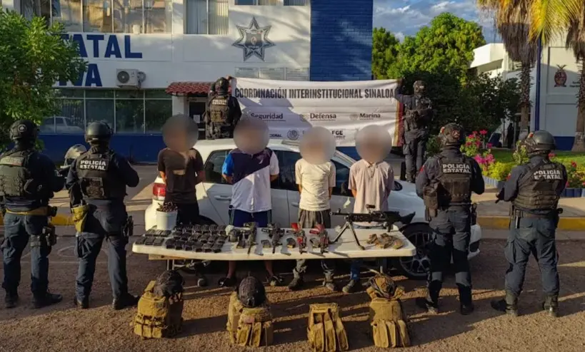 Detienen a cuatro hombres, incluido un menor, con arsenal en fraccionamiento de Culiacán