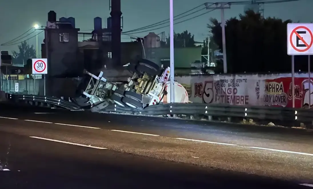 Evacuan a familias tras volcadura de pipa con amoniaco en la México-Pachuca