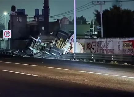 Evacuan a familias tras volcadura de pipa con amoniaco en la México-Pachuca