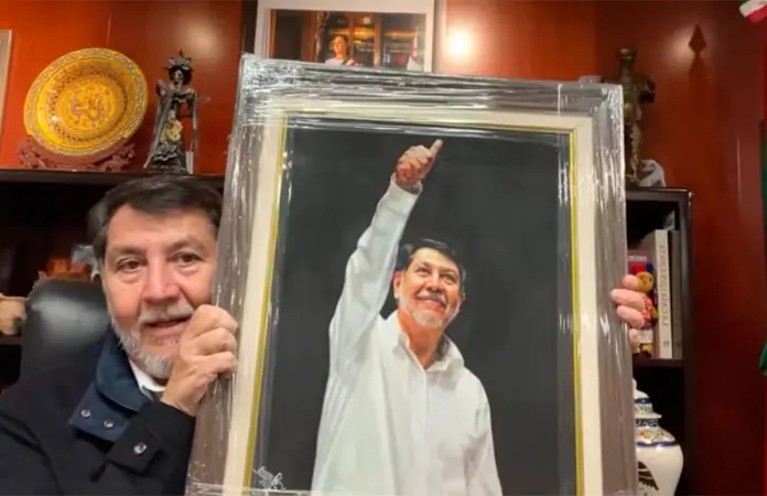 Gerardo Fernández Noroña muestra su retrato en la Antigua Sede del Senado
