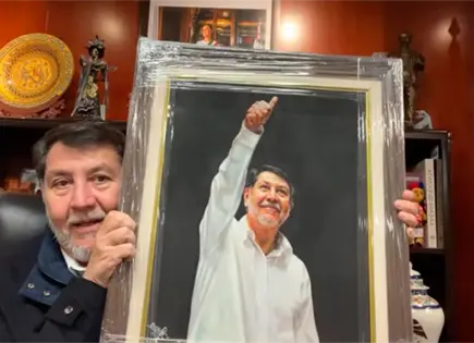 Gerardo Fernández Noroña muestra su retrato en la Antigua Sede del Senado