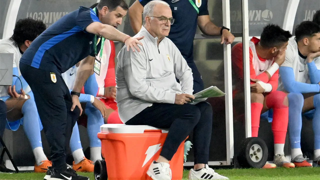 Marcelo Bielsa seguirá al mando de la selección de Uruguay para el Mundial