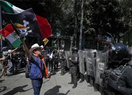 Más policías que asistentes en la segunda marcha de la Generación Z en México Más policías que asistentes en la segunda marcha de la Generación Z en México