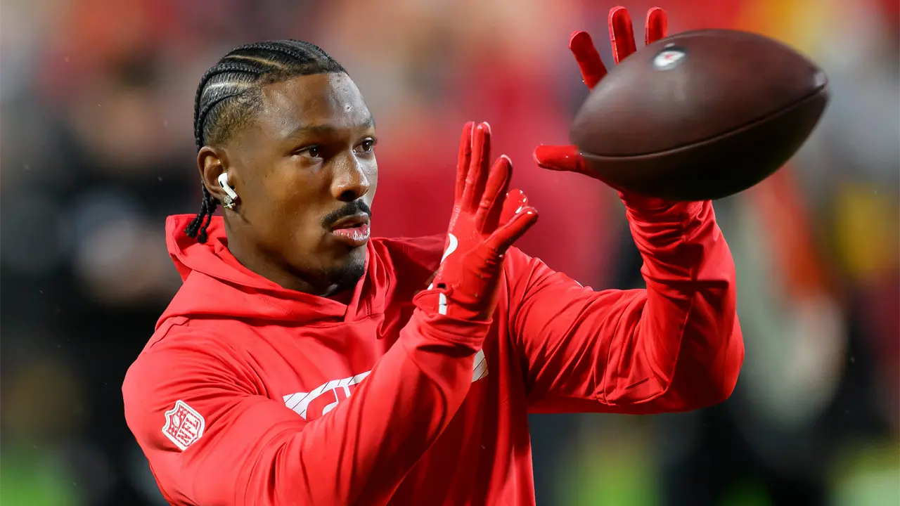 Mecole Hardman en reserva por lesión antes de juego en Houston
