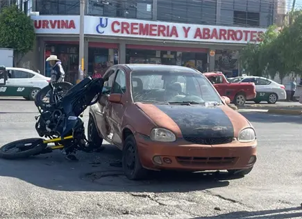 Motociclista vuela varios metros tras impactarse en cruce de Salk y Nobel