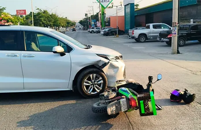 Motoneta colisiona contra vagoneta; pareja resultó herida