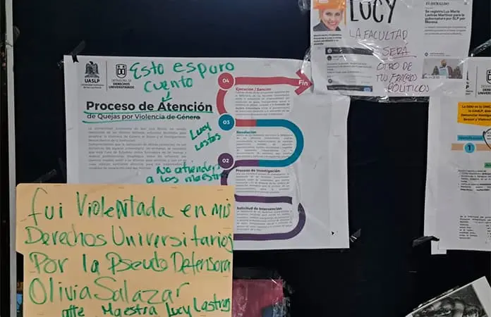 Ofenden a Lastras con carteles en su contra