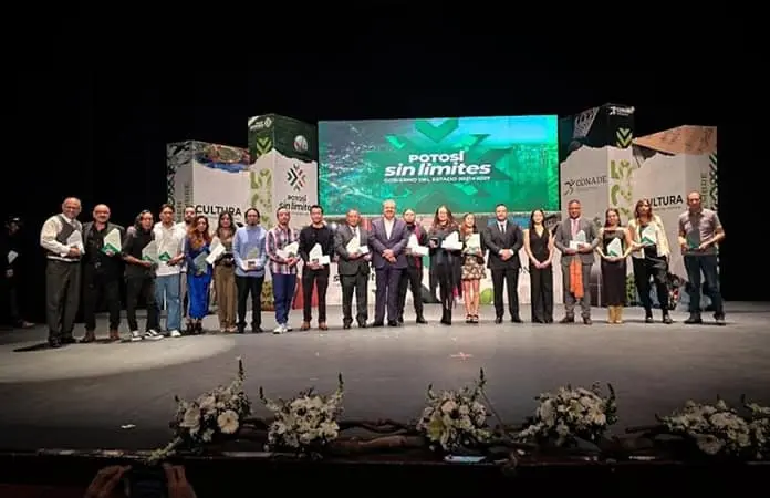 Premian a triunfadores del Certamen 20 de Noviembre