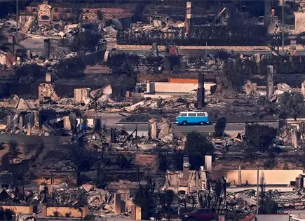 Volkswagen restaura combi azul sobreviviente de incendio