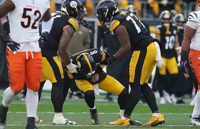 Aaron Rodgers entrena con férula