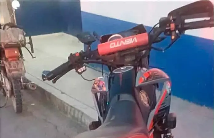 Impacta motociclista contra camioneta