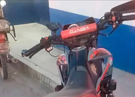 Impacta motociclista contra camioneta