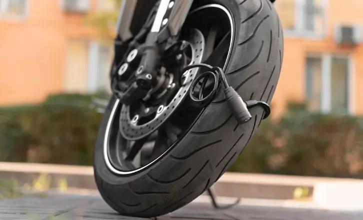 Mantener la presión correcta en las llantas de moto puede evitar accidentes en carretera