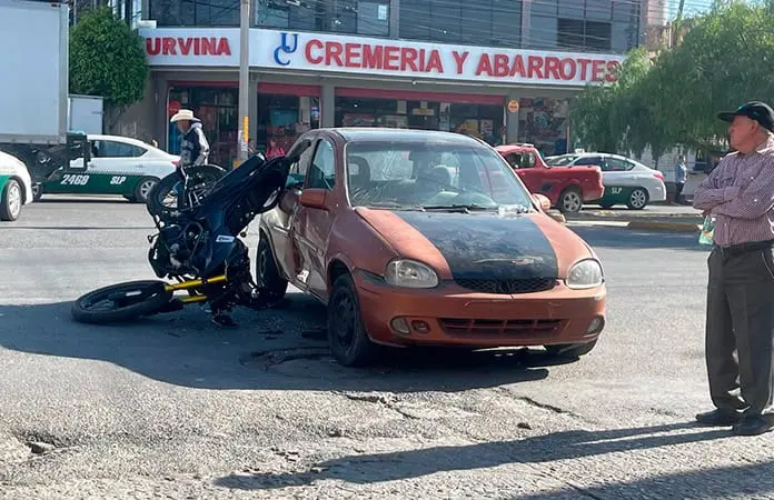 Motociclista resulta lesionado en un percance