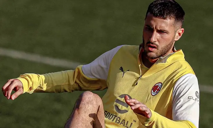 Santiago Giménez podría salir del Milan en invierno