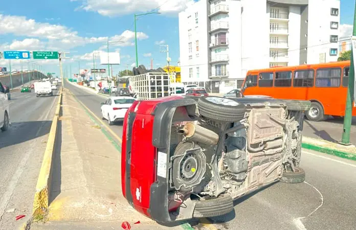Vuelca camioneta en la carretera a Matehuala