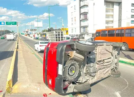 Vuelca camioneta en la carretera a Matehuala