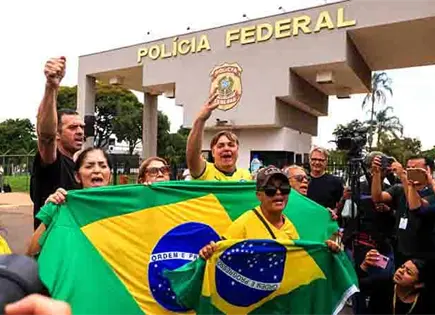 Arrestan a Bolsonaro; pretendía escapar Arrestan a Bolsonaro; pretendía escapar