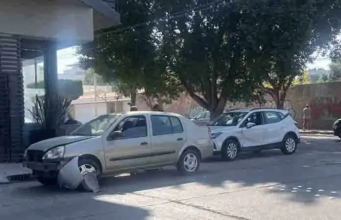 Choque de auto y vagoneta deja sólo daños materiales