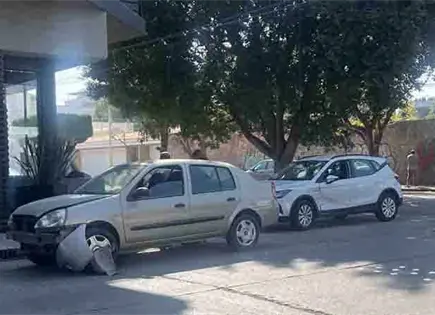 Choque de auto y vagoneta deja sólo daños materiales
