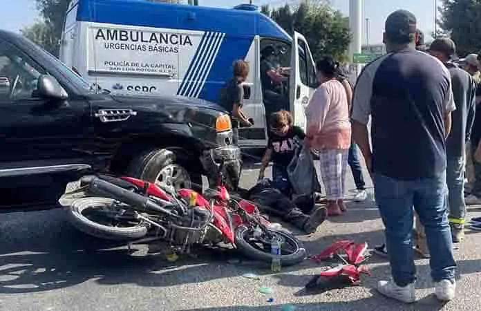 Motociclista está grave al  chocar contra camioneta