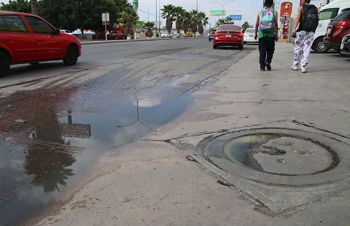 Persiste fuga de agua negra en Acceso Norte