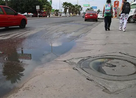 Persiste fuga de agua negra en Acceso Norte