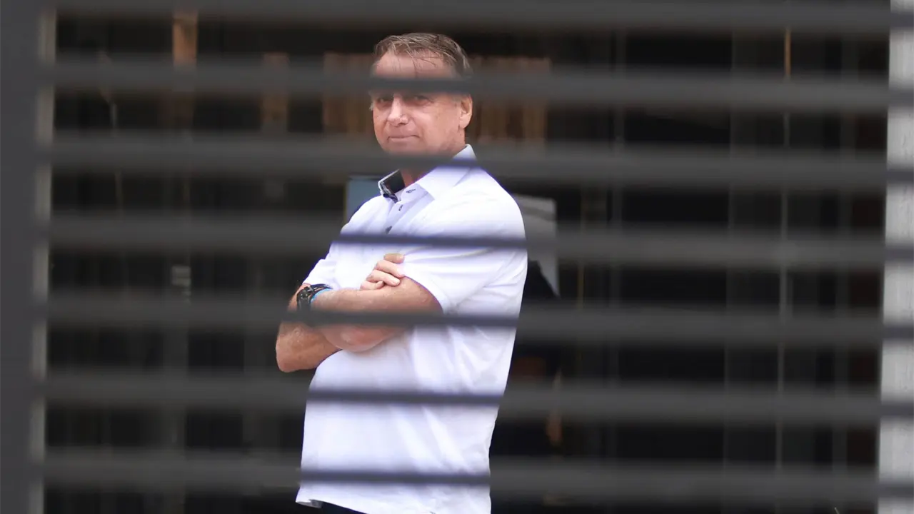 Policía federal de Brasil arresta a expresidente Bolsonaro por intento de fuga