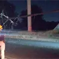 Poste colapsa, daña carros y causa apagón