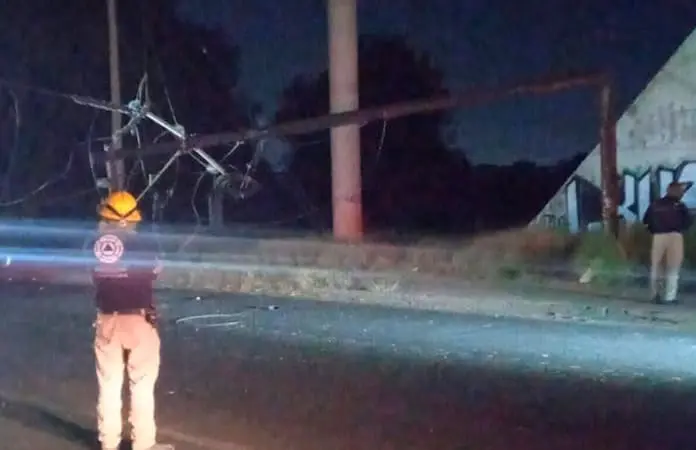 Poste colapsa, daña carros y causa apagón
