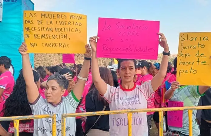 Protestan  feministas  en carrera  feminista