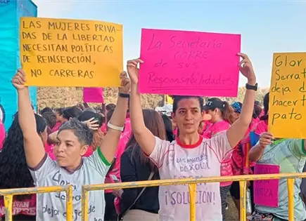 Protestan  feministas  en carrera  feminista