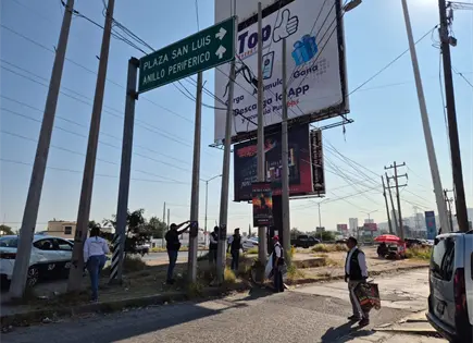 Retiran más de 400 anuncios irregulares en operativo municipal Retiran más de 400 anuncios irregulares en operativo municipal