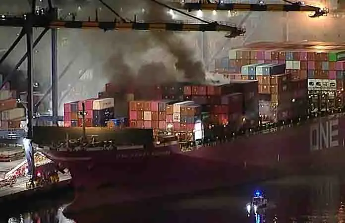 Se desata incendio en un portacontenedores