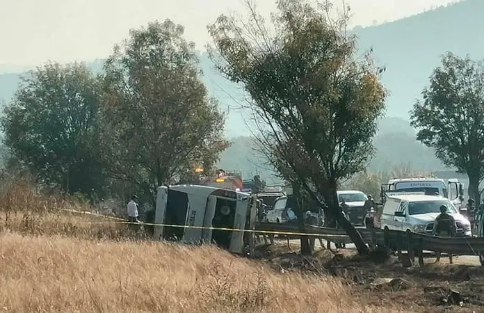 Vuelca un autobús en Uruapan; 7 muertos