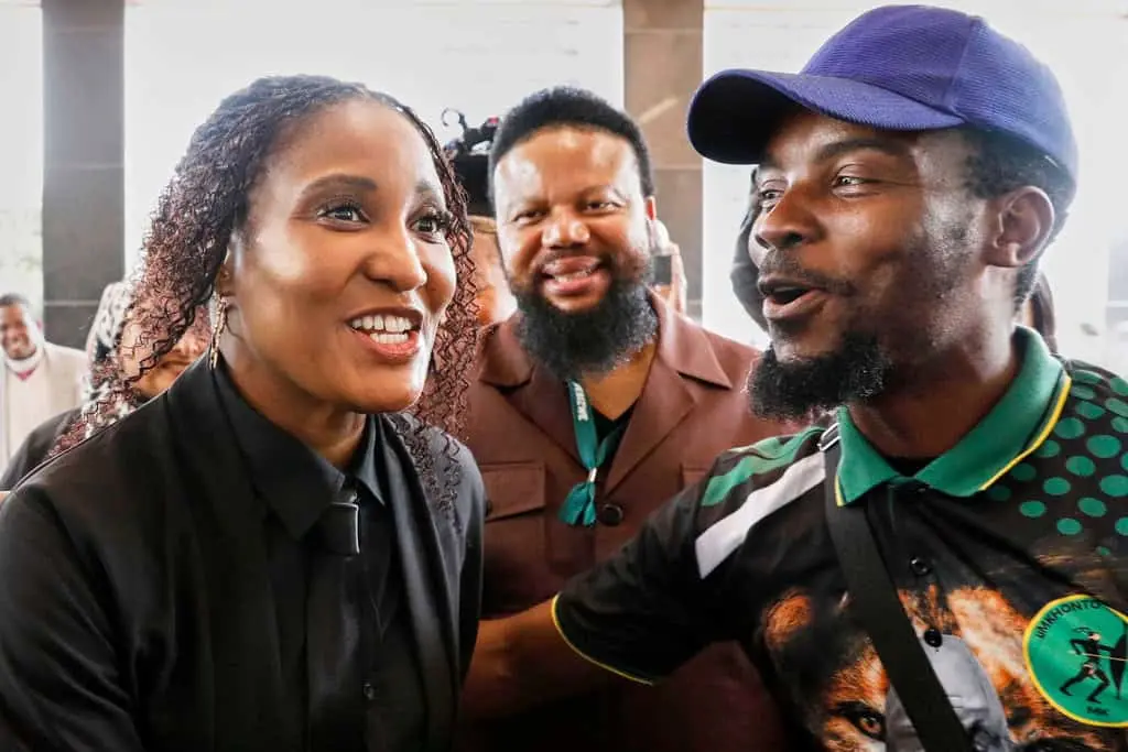 Acusan a hija de expresidente sudafricano de reclutar hombres para guerra en Rusia-Ucrania