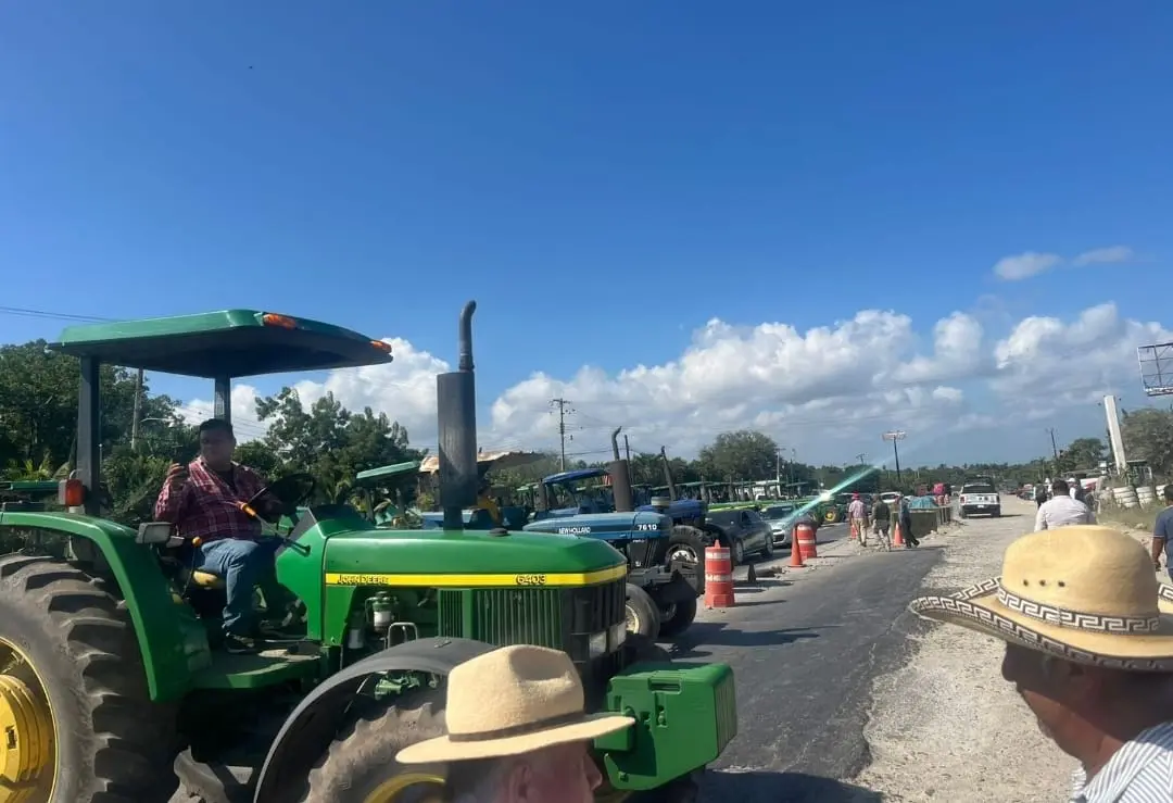 Acuerda diálogo con transportistas y agricultores para cerrar conflicto