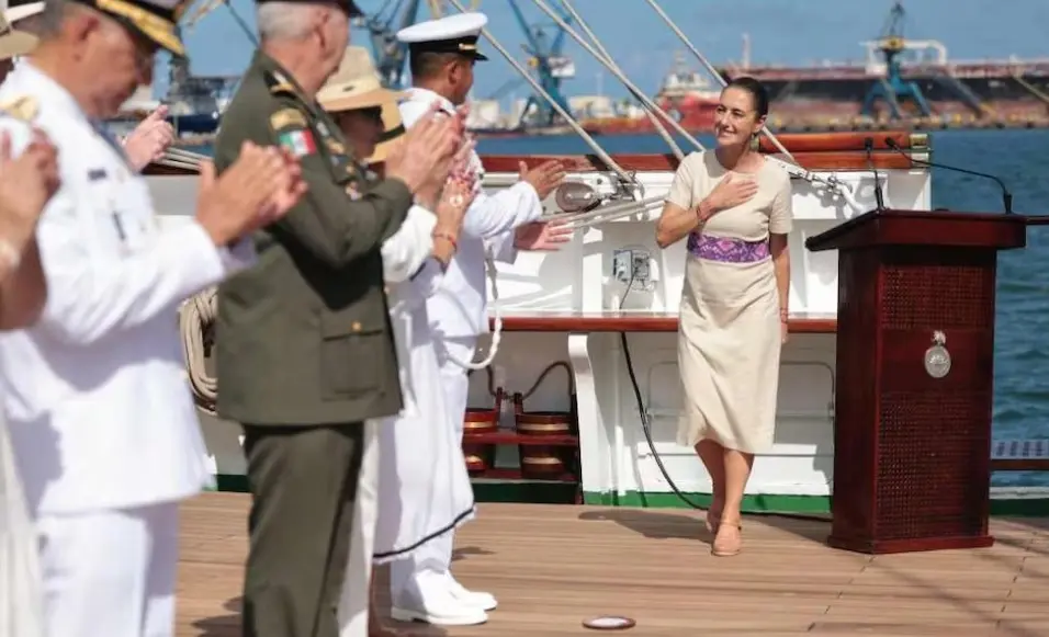 Claudia Sheinbaum aborda el Buque Cuauhtémoc en ceremonia por Bicentenario