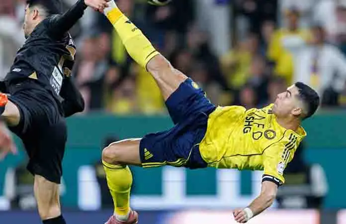 CR7 marca gol de chilena en Arabia