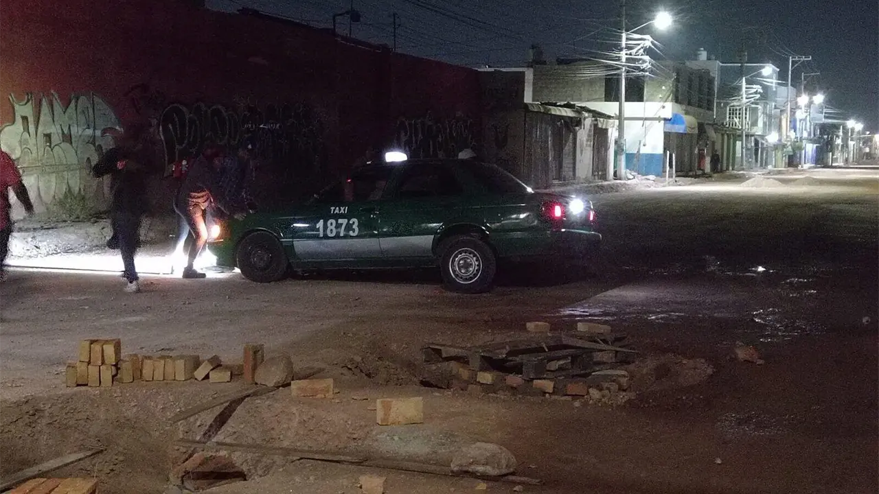 Denuncian caída de vehículos en pozos de obra en Camino a la Libertad